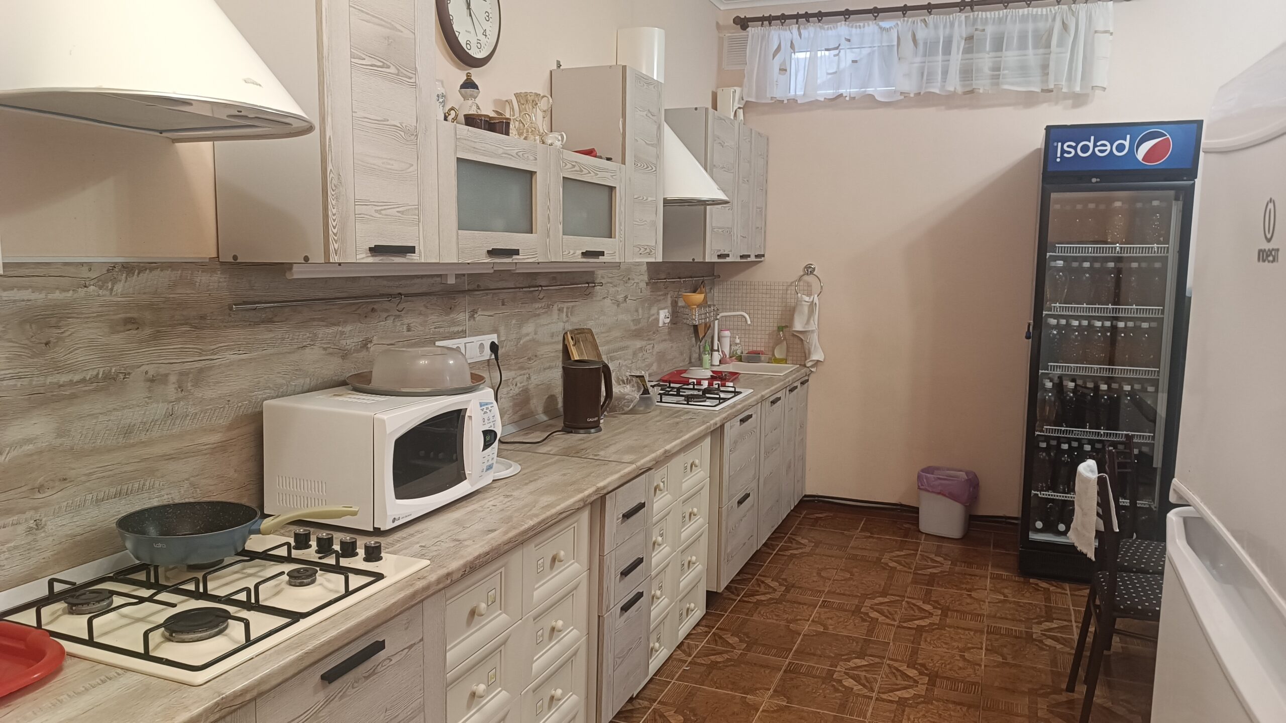 Кухня-Столовая гостевого дома ЛенАрт